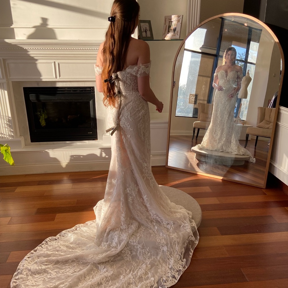 Elegant Off-Shoulder Lace Wedding Dress